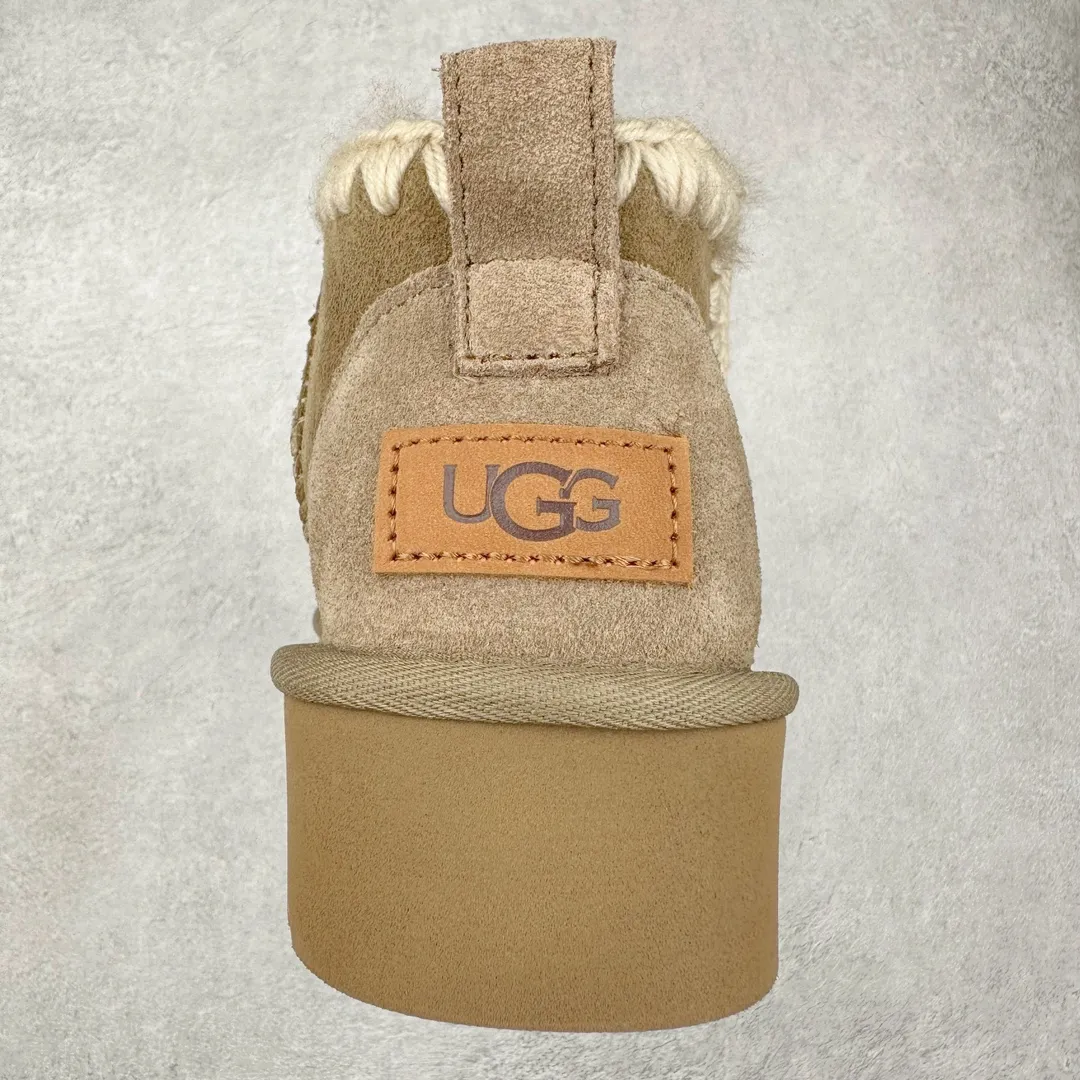 Pick up locally 💰520 UGG 6109G classic wooden buckle autumn and winter sheep fur all-in-one snow boots. All shoes are made from ZP. Longfeng A-grade Australian imported sheep fur all-in-one women's boots. Brand OEM production line. Fully follow the ZP process. Original pattern maker of the OEM. Adhering to the principle of no original shoes and no development selection. Pay attention to every detail. The most authentic version on the market TREADLITE "Light Wing" technology outsole Lightweight/durable/flexible/pile size: 35 36 37 38 39 40 Coding: by2936090